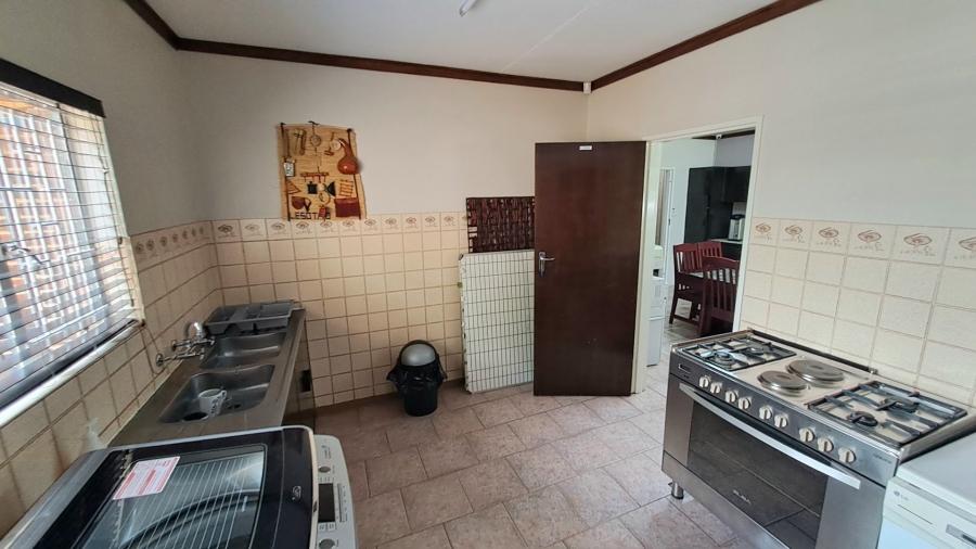 5 Bedroom Property for Sale in Langenhovenpark Free State